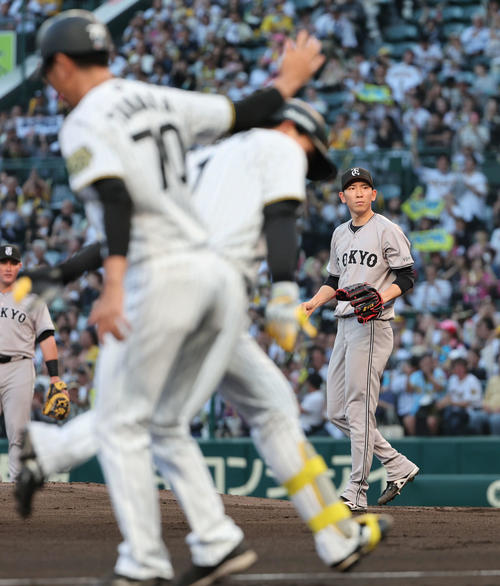 阪神対巨人　1回裏阪神1死一塁、森下（左）に左越え本塁打を許した戸郷は厳しい表情を見せる（撮影・西尾就之）