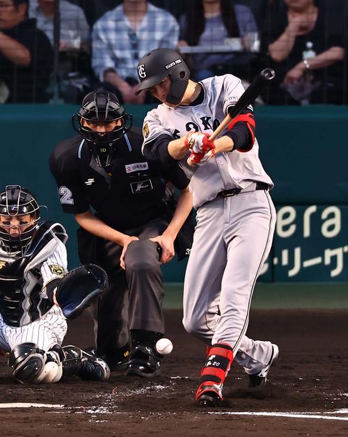 阪神対巨人　2回表巨人2死二塁、戸郷は自打球を当てる（撮影・上田博志）