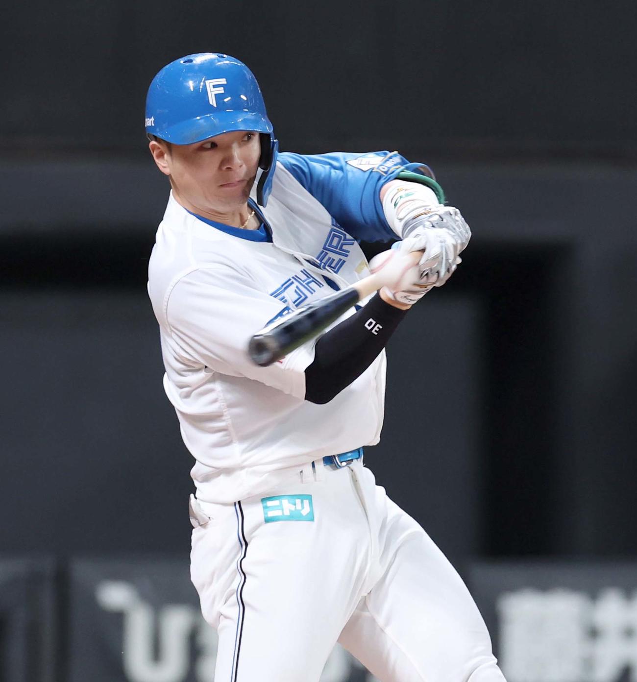 日本ハム対ソフトバンク　9回裏日本ハム1死満塁、右前にサヨナラ打を放つ郡司（撮影・黒川智章）