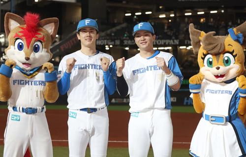 日本ハム対ソフトバンク　試合後、笑顔の北山（左）と郡司（撮影・黒川智章）