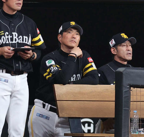 日本ハム対ソフトバンク　試合を見つめる小久保監督（撮影・黒川智章）