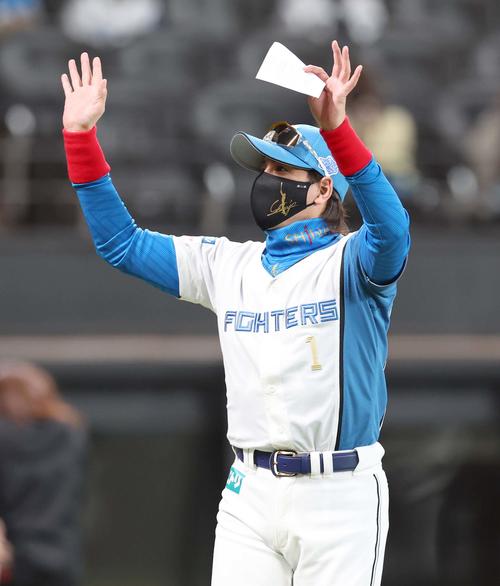 日本ハム対ソフトバンク　スタンドに手を振る新庄監督（撮影・黒川智章）