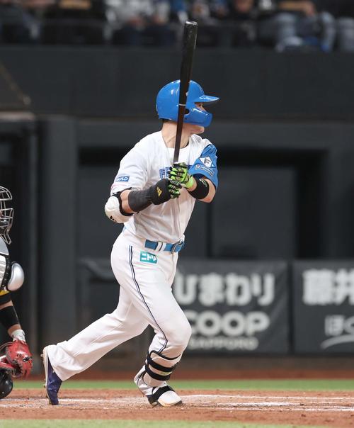 日本ハム対ソフトバンク　4回裏日本ハム1死二塁、中前適時打を放つ清宮幸（撮影・黒川智章）