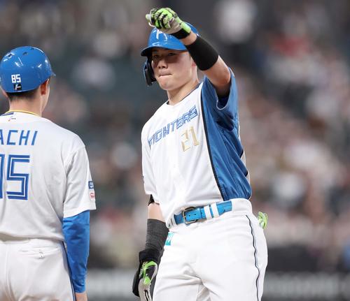 日本ハム対ソフトバンク　4回裏日本ハム1死二塁、中前適時打を放ちガッツポーズの清宮幸（撮影・黒川智章）
