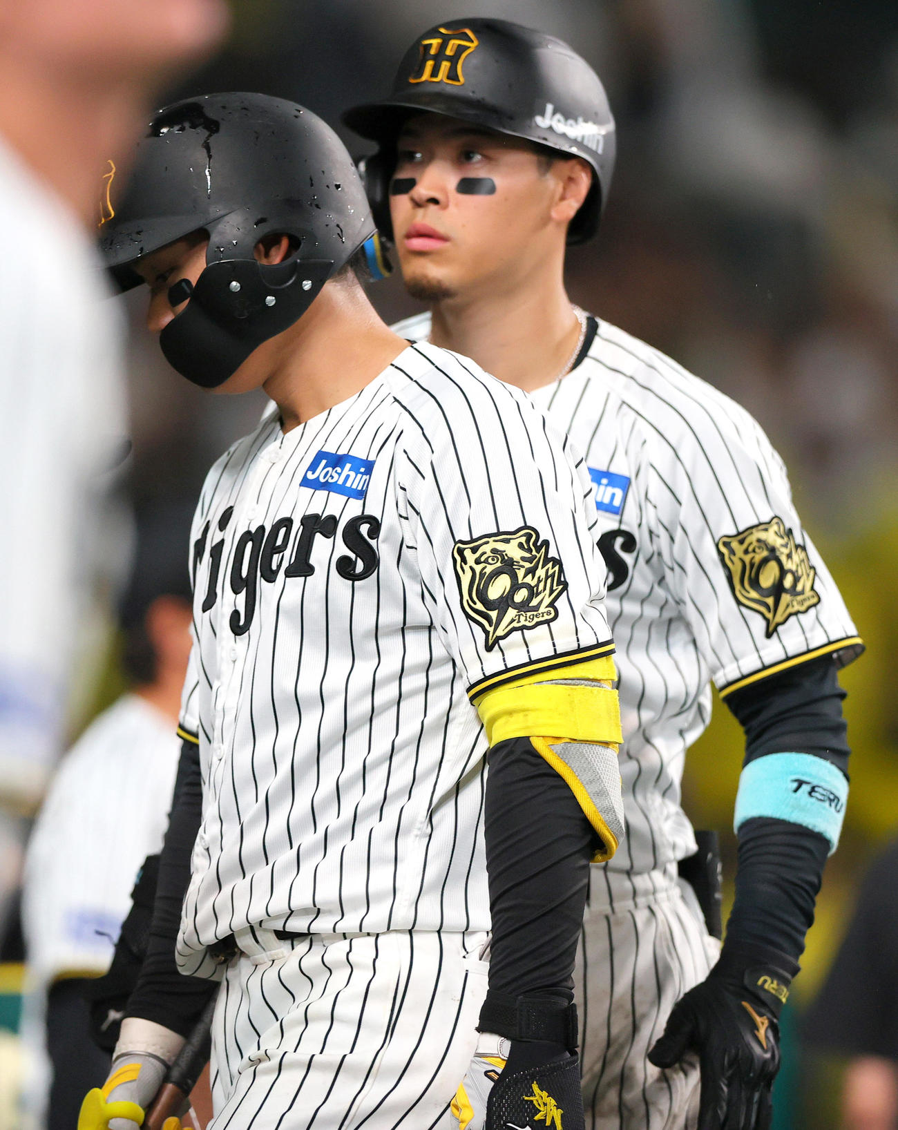 阪神対巨人　9回裏阪神2死、森下（手前）は空振り三振に倒れゲームセット（撮影・上山淳一）