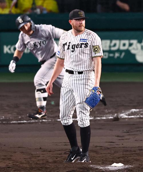 阪神対巨人　4回表巨人無死一、二塁、ビーズリーは浅野に先生適時二塁打を浴びる（撮影・上田博志）