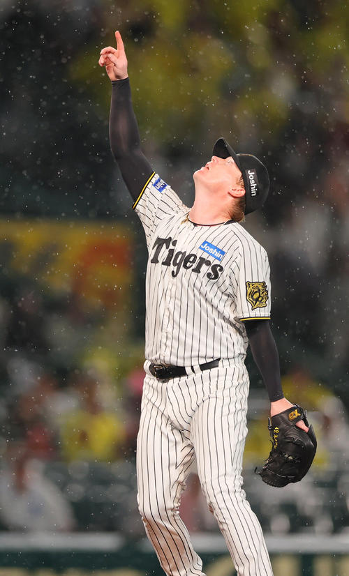 阪神対巨人　8回表巨人2死一、二塁、ネルソンは代打若林楽人の三飛を指さす（撮影・上山淳一）