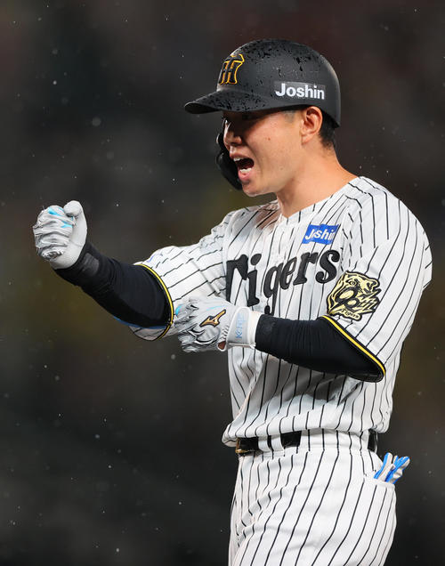 阪神対巨人　8回裏阪神2死一塁、代打糸原は右前適時打を放ちベンチに向かって喜ぶ（撮影・上山淳一）