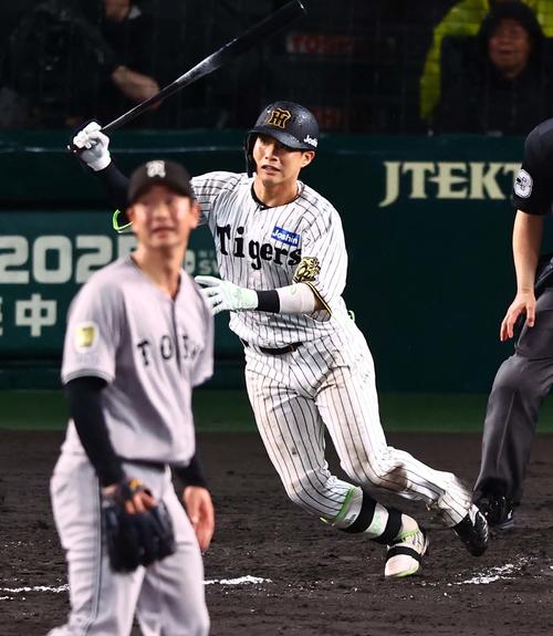 阪神対巨人　7回裏阪神無死一塁、木浪は適時三塁打を放つ（撮影・上田博志）