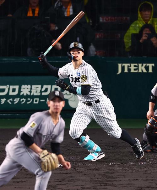 阪神対巨人　4回裏阪神1死一塁、佐藤輝は二塁打を放つ（撮影・上田博志）