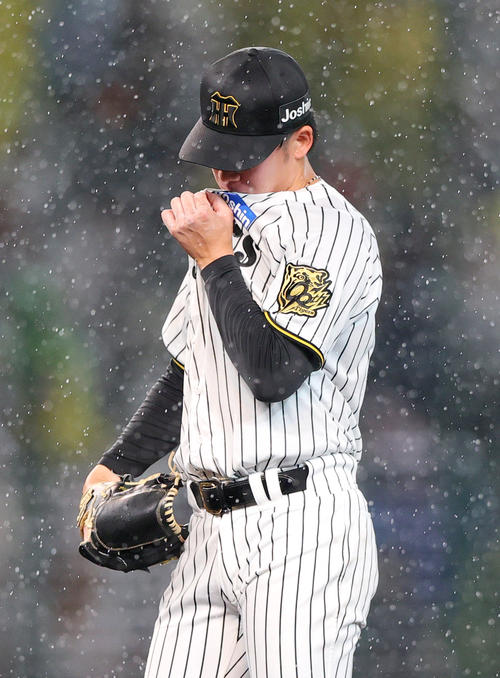 阪神対巨人　4回表、4点目を奪われ汗をふく阪神富田（撮影・上山淳一）
