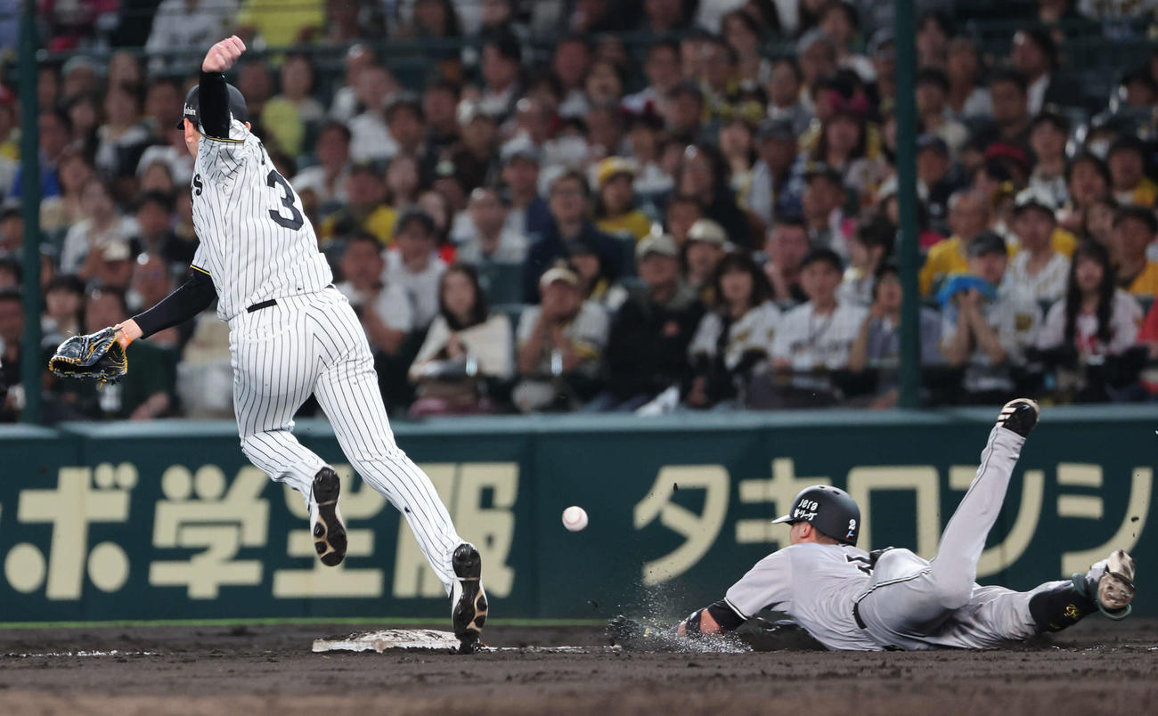 阪神対巨人　7回表巨人1死一塁、吉川の一塁内野安打で一塁手からの送球がそれ、二、三塁となる（撮影・西尾就之）