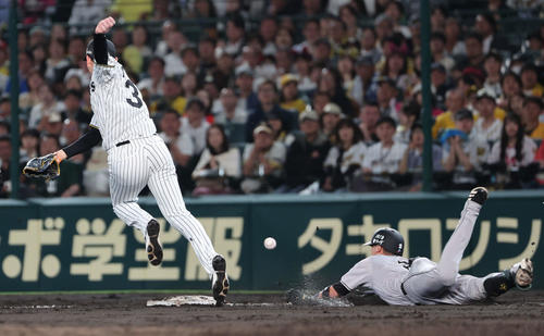 阪神対巨人　7回表巨人1死一塁、吉川の一塁内野安打で一塁手からの送球がそれ、二、三塁となる（撮影・西尾就之）