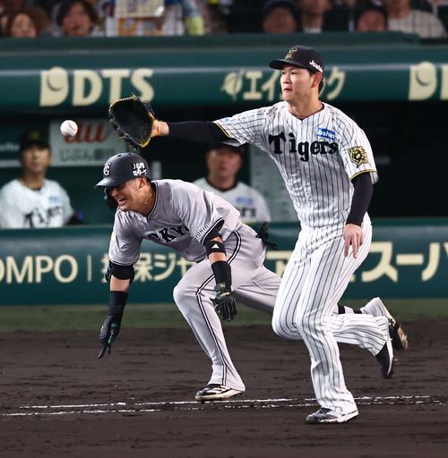 阪神対巨人　7回表巨人1死一塁、及川（右）は大山の悪送球を捕れず吉川の出塁を許す（撮影・上田博志）