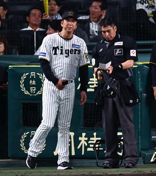 阪神対巨人　選手交代を告げる藤川監督（撮影・上田博志）