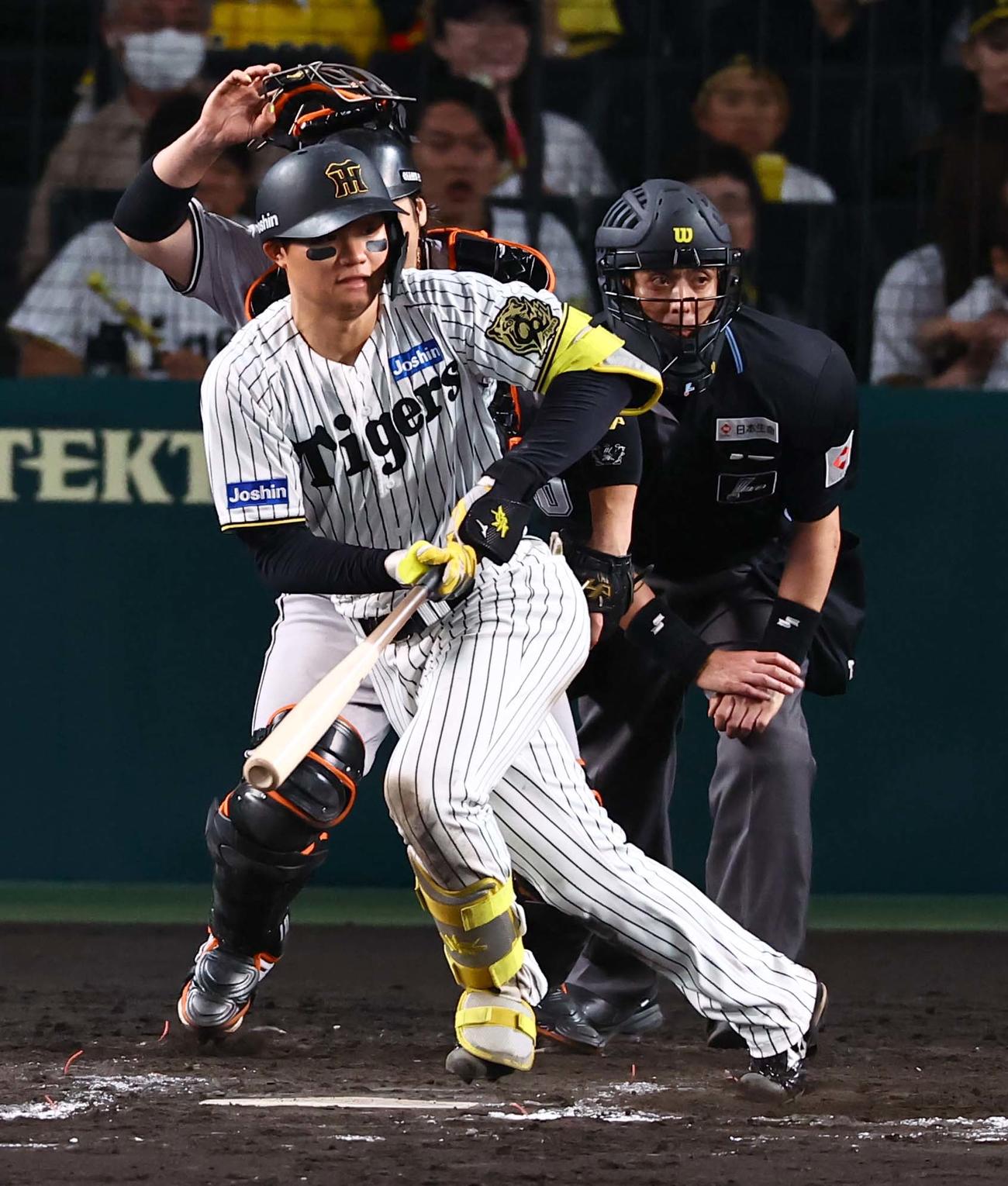 阪神対巨人　8回裏阪神無死満塁、森下は併殺打に倒れる（撮影・上田博志）