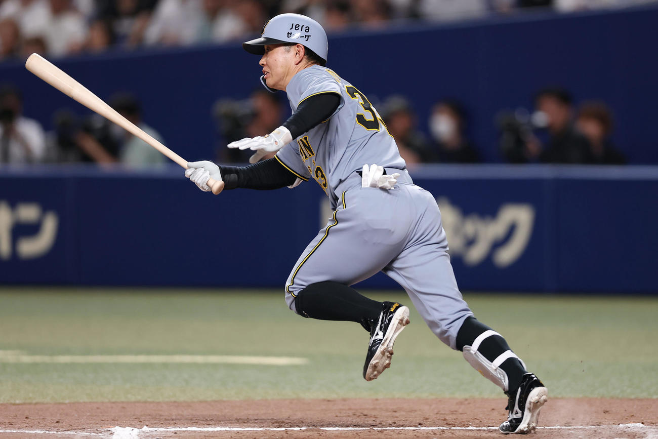 中日対阪神　11回表阪神無死、中前打を放つ糸原（撮影・前田充）