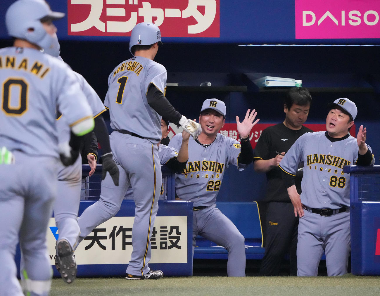 中日対阪神　6回表阪神2死一、三塁、藤川監督（中央）は大山の左2点適時二塁打で生還した森下らを迎える（撮影・森本幸一）