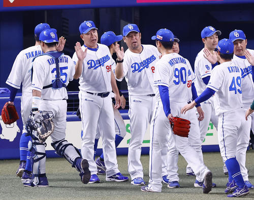 中日対阪神　阪神に勝利し、ナインを出迎える中日井上監督（左から3人目）（撮影・藤尾明華）