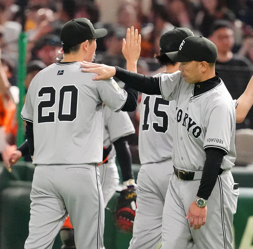 巨人対ヤクルト　試合後、巨人戸郷（左）の肩に手を添え、ねぎらう阿部監督（撮影・江口和貴）