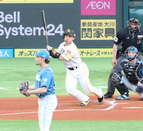 ソフトバンク対日本ハム　1回裏ソフトバンク2死、近藤は右前安打を放つ（撮影・梅根麻紀）
