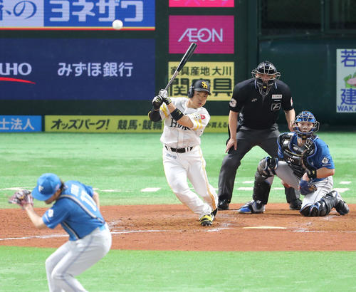ソフトバンク対日本ハム　5回裏ソフトバンク2死一塁、近藤は中前打を放つ（撮影・梅根麻紀）