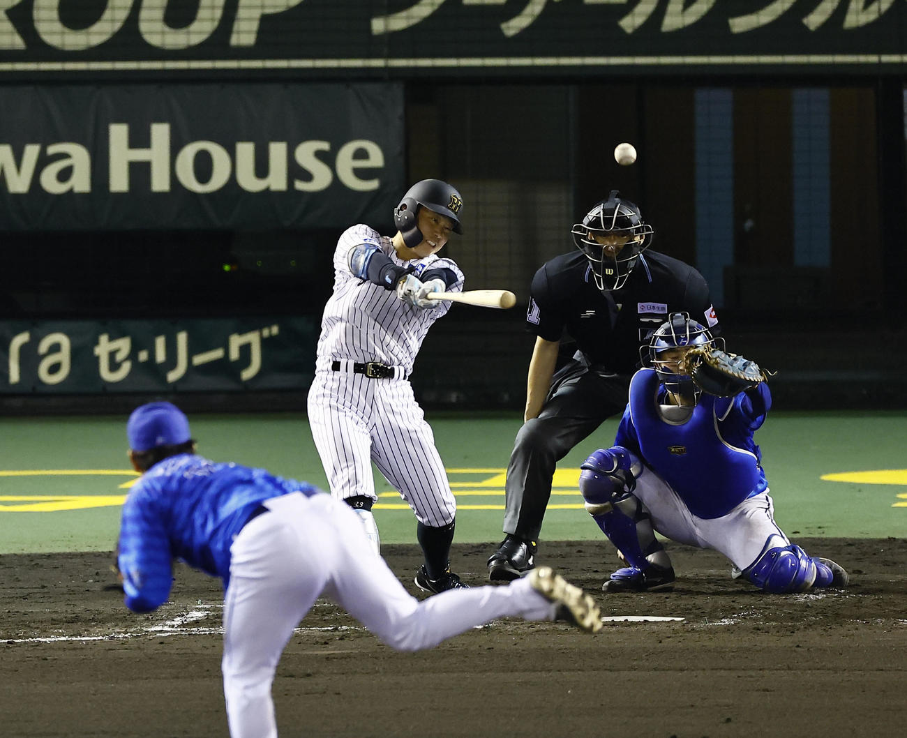 阪神対DeNA 11回裏阪神無死、代打糸原は中前打を放つ。投手山崎康（撮影・藤尾明華）