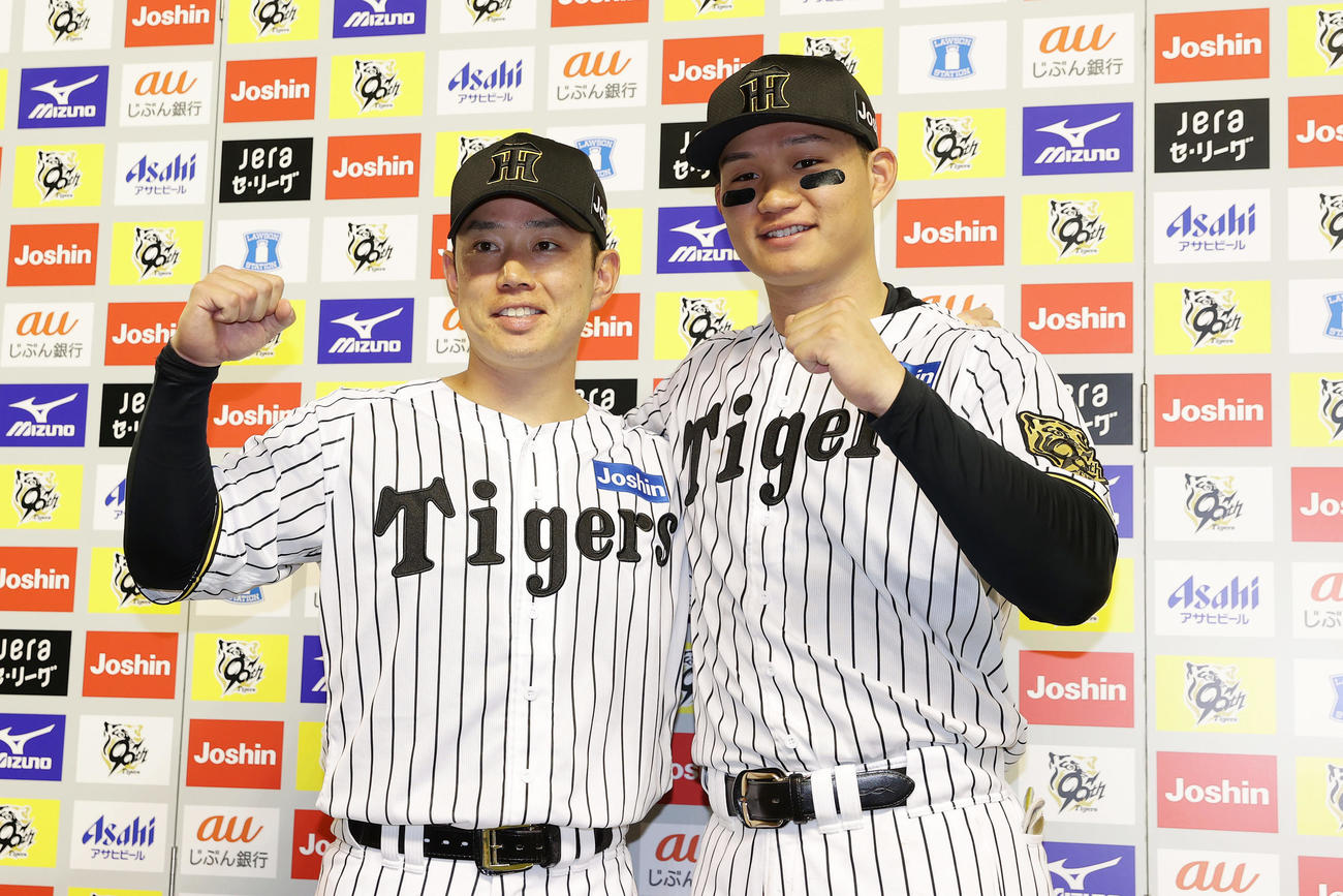 阪神対DeNA　お立ち台でガッツポーズする阪神糸原（左）と森下（撮影・前田充）