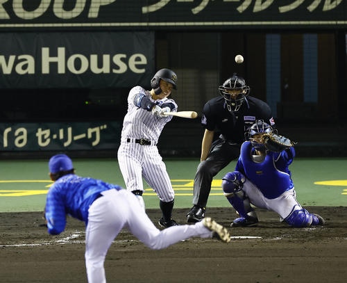 阪神対DeNA 11回裏阪神無死、代打糸原は中前打を放つ。投手山崎康（撮影・藤尾明華）