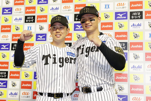 阪神対DeNA　お立ち台でガッツポーズする阪神糸原（左）と森下（撮影・前田充）