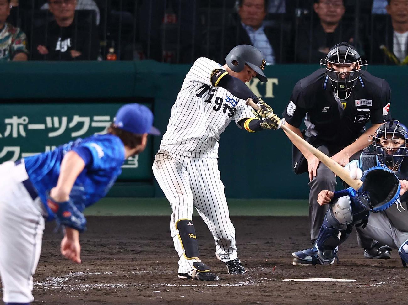 阪神対DeNA 5回裏阪神2死二塁、近本はケイから左前適時打を放つ（撮影・上田博志）