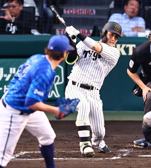 阪神対DeNA 2回裏阪神2死二塁、木浪は左前打を放つ（撮影・上田博志）