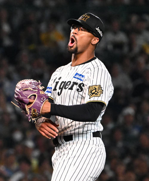 阪神対DeNA 7回表DeNA2死満塁、宮崎に押し出しの四球を与えるデュプランティエ（撮影・石井愛子）