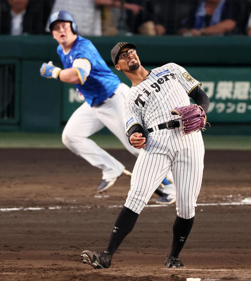 阪神対DeNA 4回表DeNA1死、デュプランティエは牧に中越えソロ本塁打を浴びる（撮影・加藤哉）