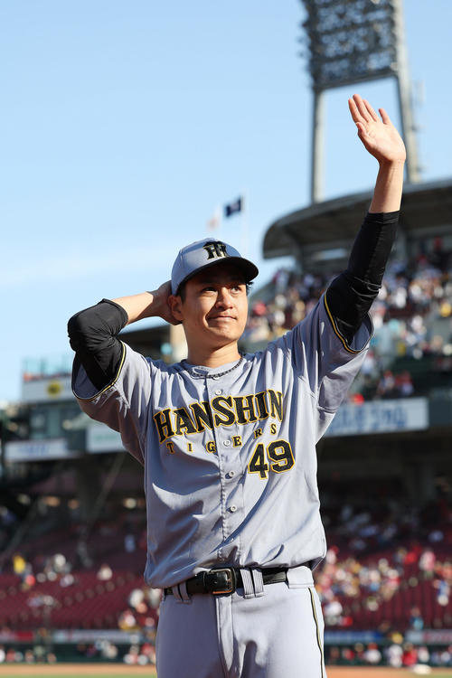 広島対阪神　広島に勝利し、スタンドのファンに手を振る阪神大竹（撮影・前田充）