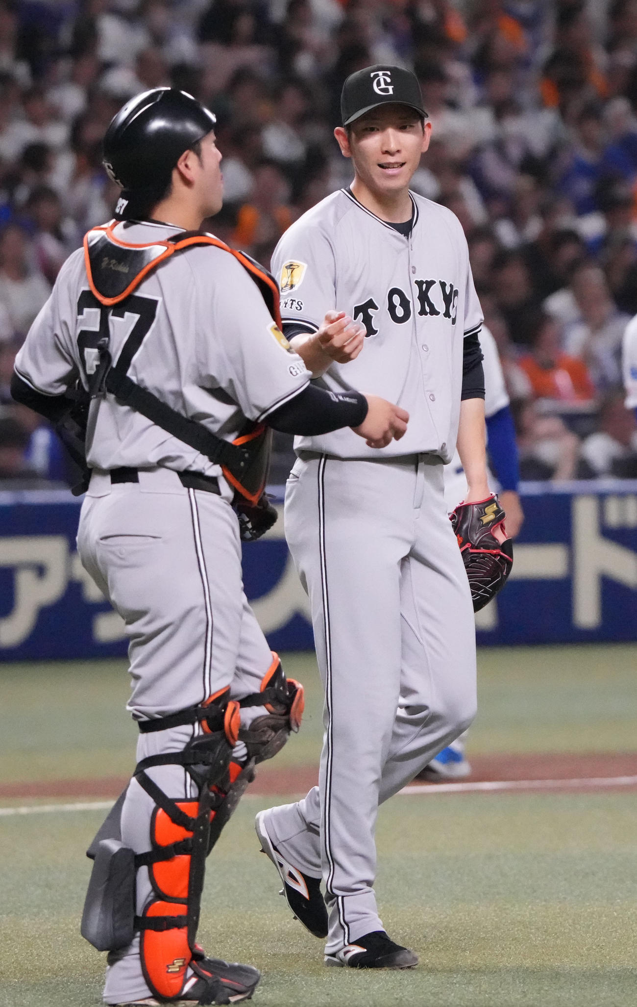 中日対巨人　1回裏中日2死一、三塁、岸田（左）と言葉を交わす戸郷（撮影・森本幸一）