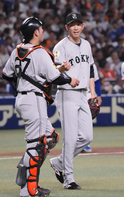 中日対巨人　1回裏中日2死一、三塁、岸田（左）と言葉を交わす戸郷（撮影・森本幸一）