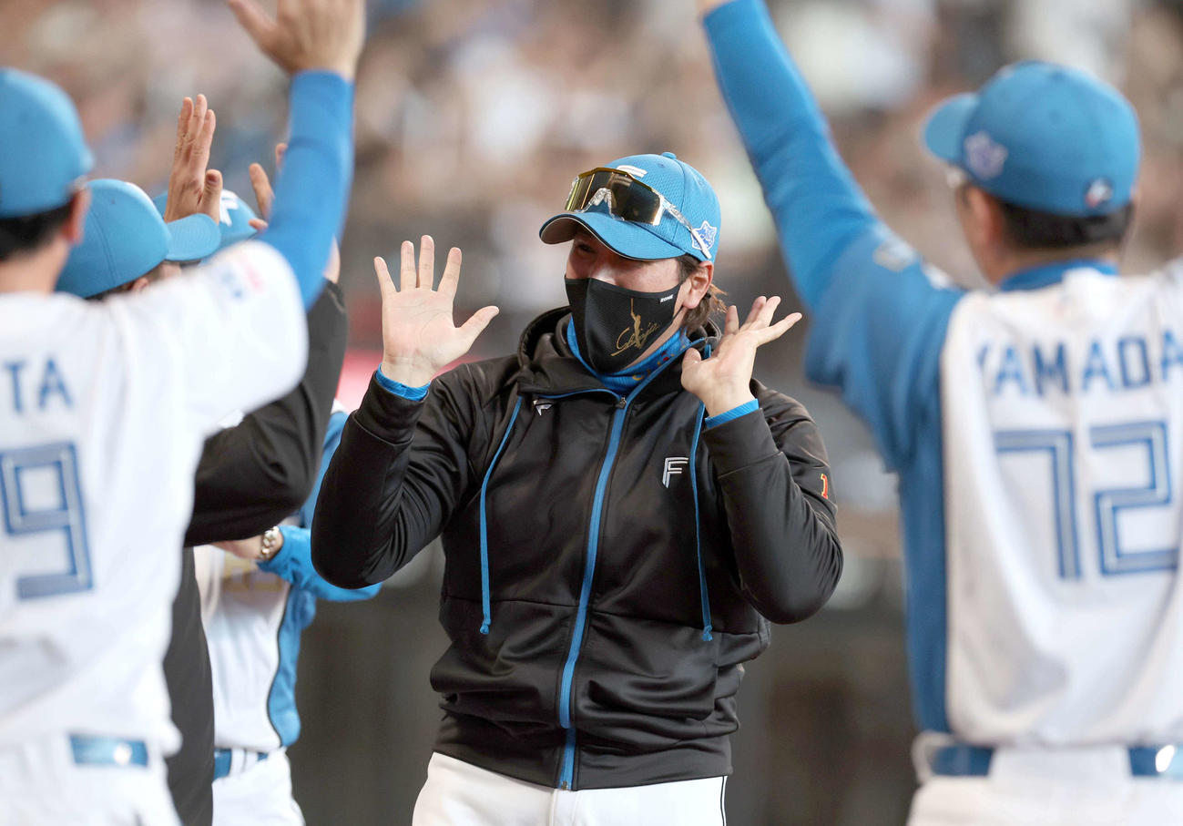 2試合連続のサヨナラ勝利に笑顔でハイタッチする新庄監督（2025年6月1日撮影）