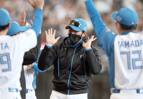 2試合連続のサヨナラ勝利に笑顔でハイタッチする新庄監督（2025年6月1日撮影）