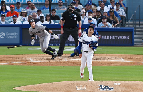ドジャース対ヤンキース　3回表ヤンキース無死一塁、ライスに2点本塁打を許す山本（撮影・滝沢徹郎）