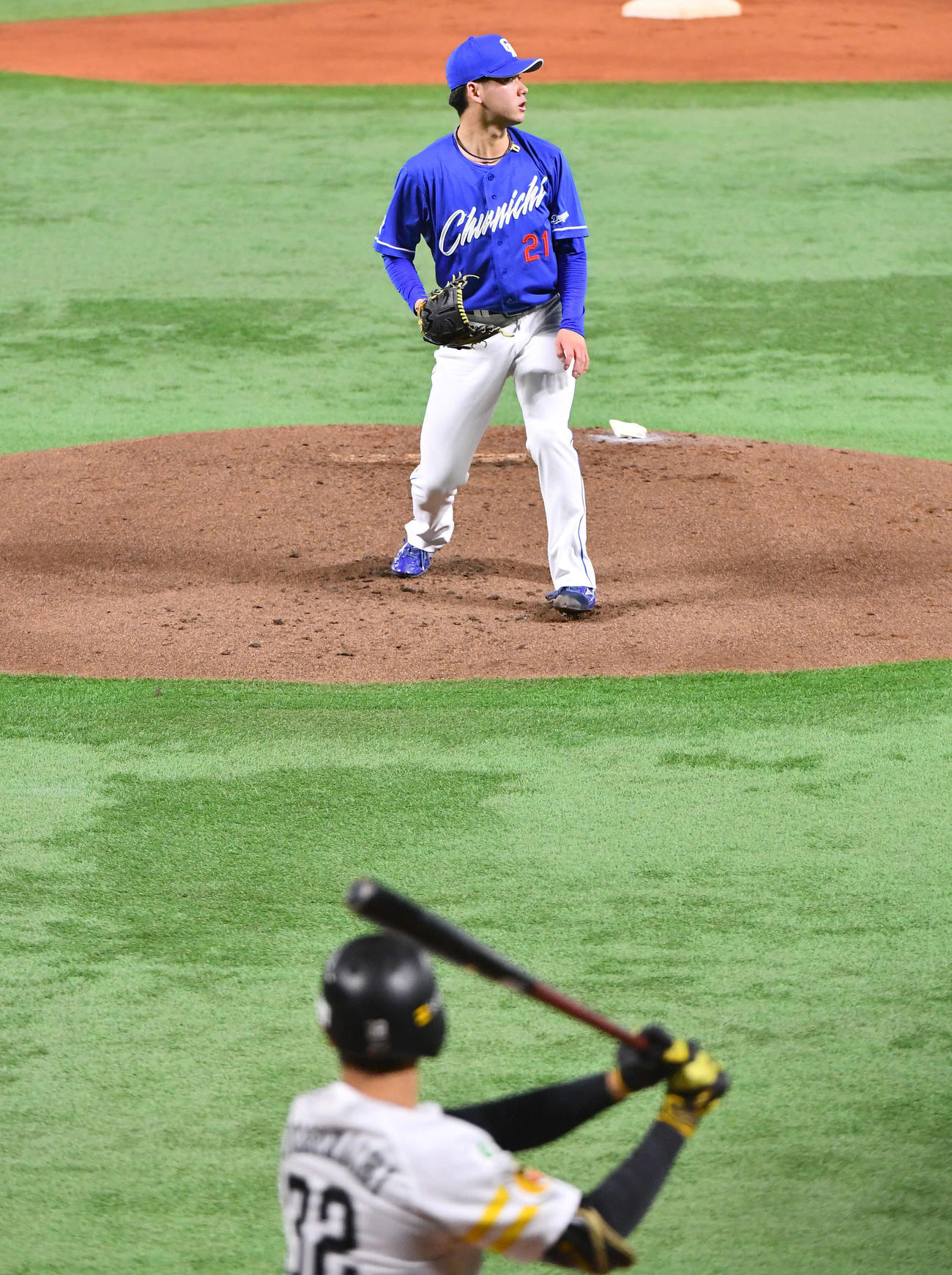ソフトバンク対中日　1回裏ソフトバンク1死一塁、柳町（手前）に先制適時右二塁打を打たれた金丸（撮影・岩下翔太）