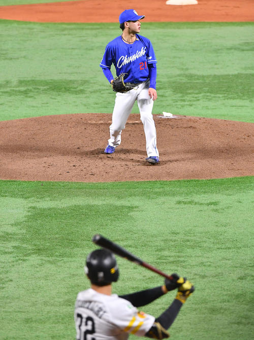 ソフトバンク対中日　1回裏ソフトバンク1死一塁、柳町（手前）に先制適時右二塁打を打たれた金丸（撮影・岩下翔太）