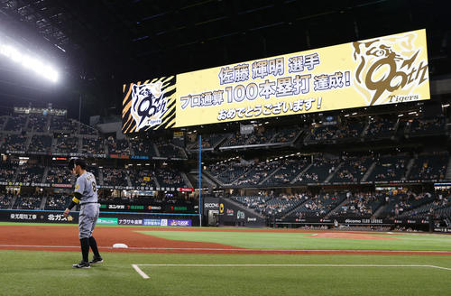 日本ハム対阪神　ヒーローインタビューを終え、スタンドのファンの声援に応える阪神佐藤輝（撮影・前田充）