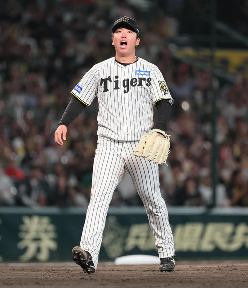 阪神対オリックス　8回表オリックス2死二塁、村上は代打森を三振に仕留め雄たけびを上げる（撮影・宮崎幸一）