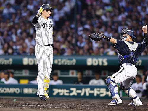 阪神対オリックス　4回裏阪神無死、見逃し三振に倒れ、判定に飛び上がる森下（撮影・藤尾明華）