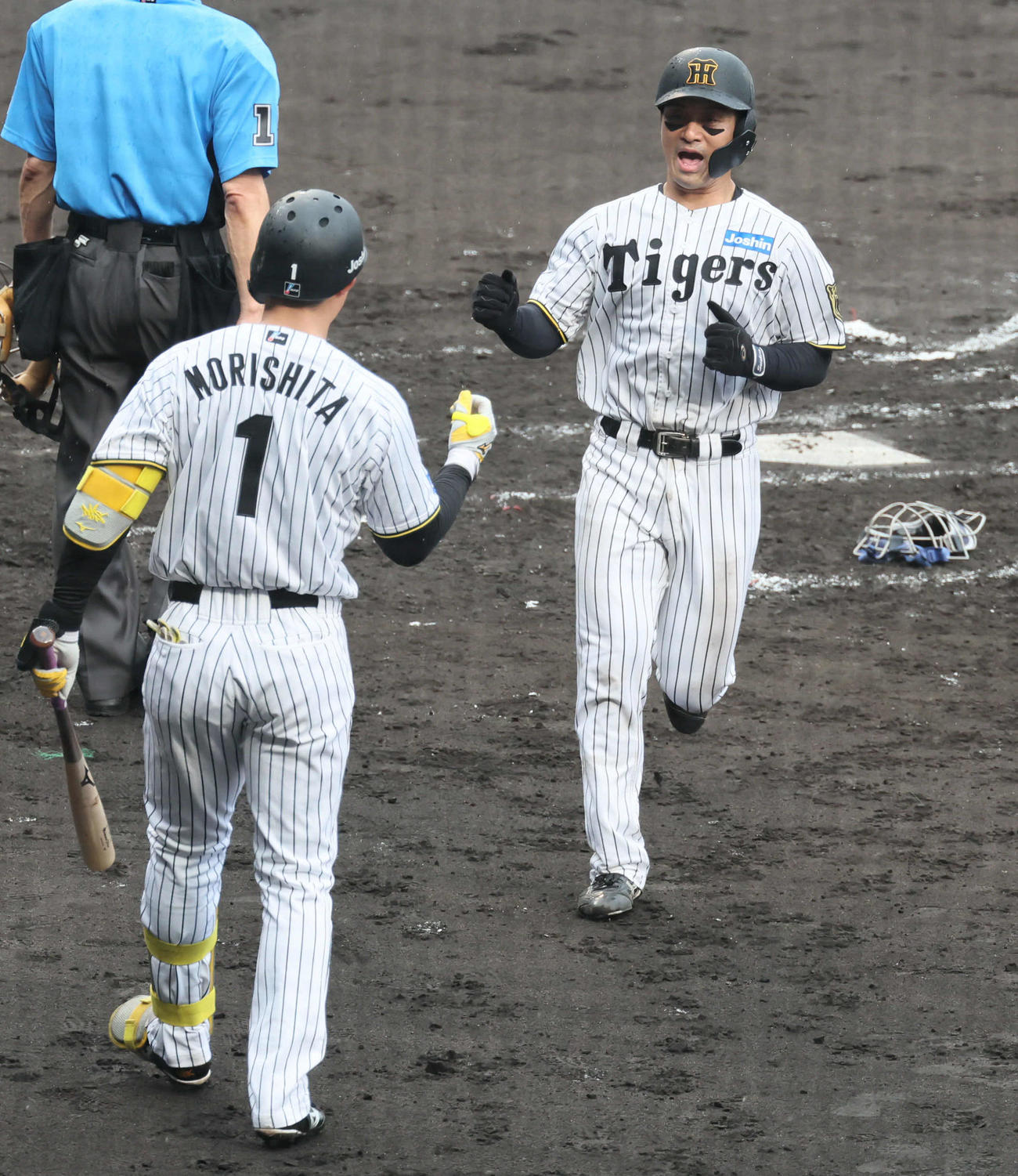 阪神対オリックス　3回裏阪神2死一、二塁、坂本は中野の左前適時打で生還する。左は森下（撮影・宮崎幸一）