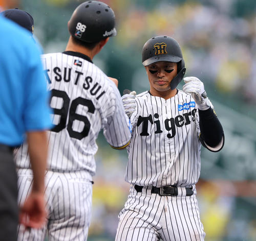 阪神対オリックス　3回裏阪神無死、坂本は左前打を放つ（撮影・上山淳一）