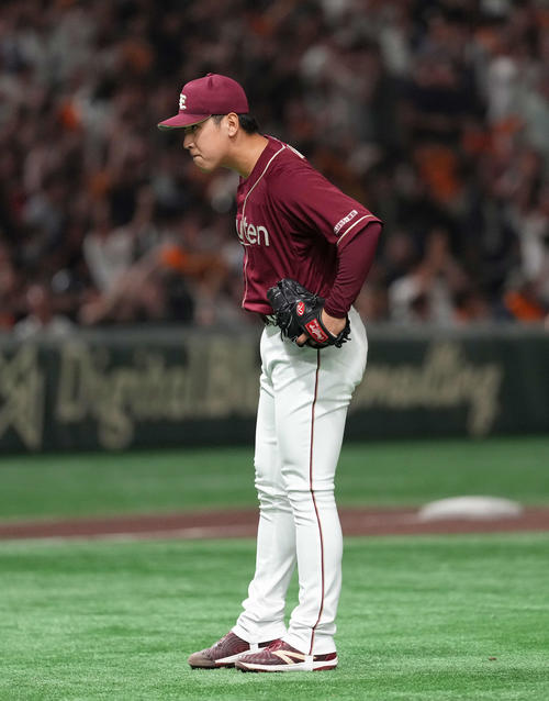 巨人対楽天　8回裏巨人2死満塁、岸田に左越え満塁本塁打を浴びた藤平（撮影・足立雅史）