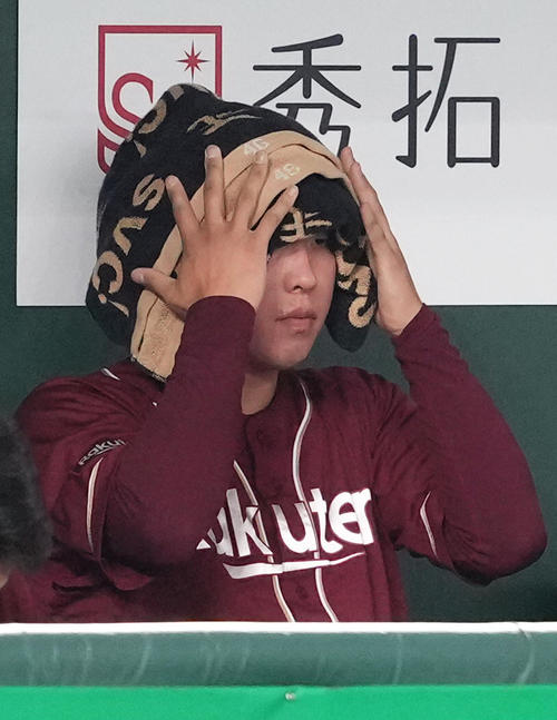 巨人対楽天　8回、満塁弾を浴びた楽天藤平はベンチに戻りタオルで汗を拭う（撮影・足立雅史）
