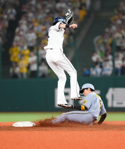 西武対阪神　4回表阪神2死一塁、二塁盗塁を決める近本（右）（撮影・江口和貴）